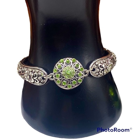 Vintage style floral snap bangle with fancy 18mm snap with light green stones. - Picture 1 of 13